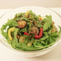 Warmer Salat mit gegrilltem Gemüse und Rucola