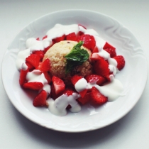 Couscous-Dessert mit Erdbeeren